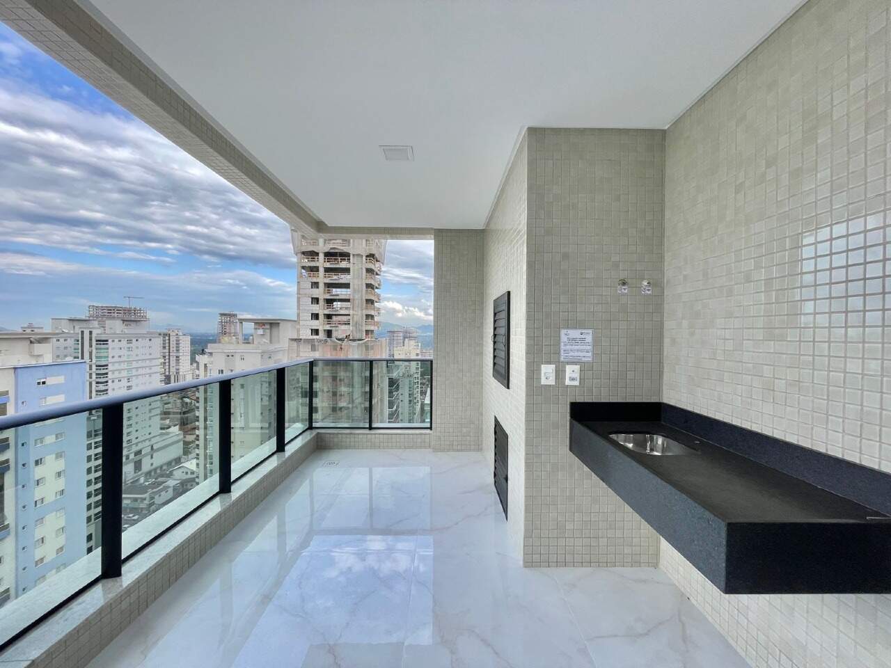 Apartamento à venda no Meia Praia: 