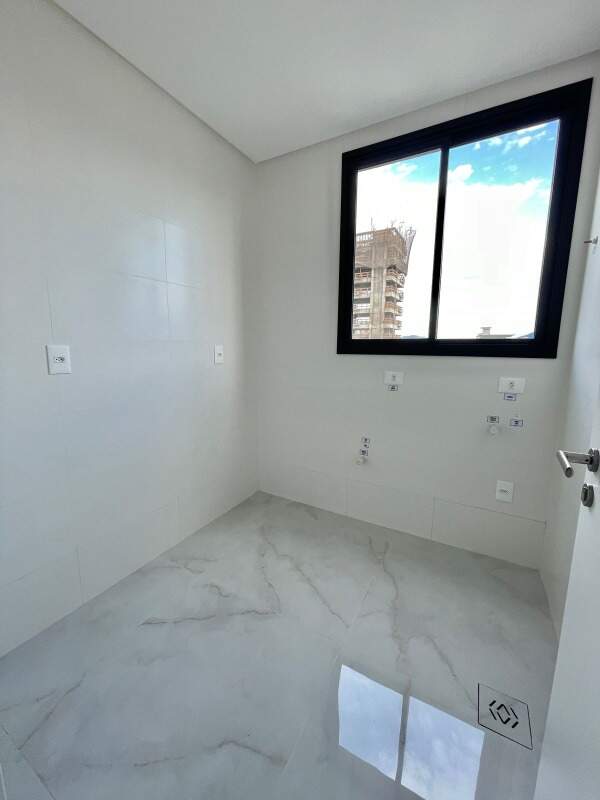 Apartamento à venda no Meia Praia: 