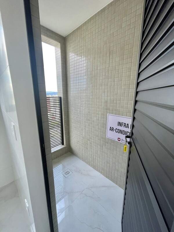 Apartamento à venda no Meia Praia: 