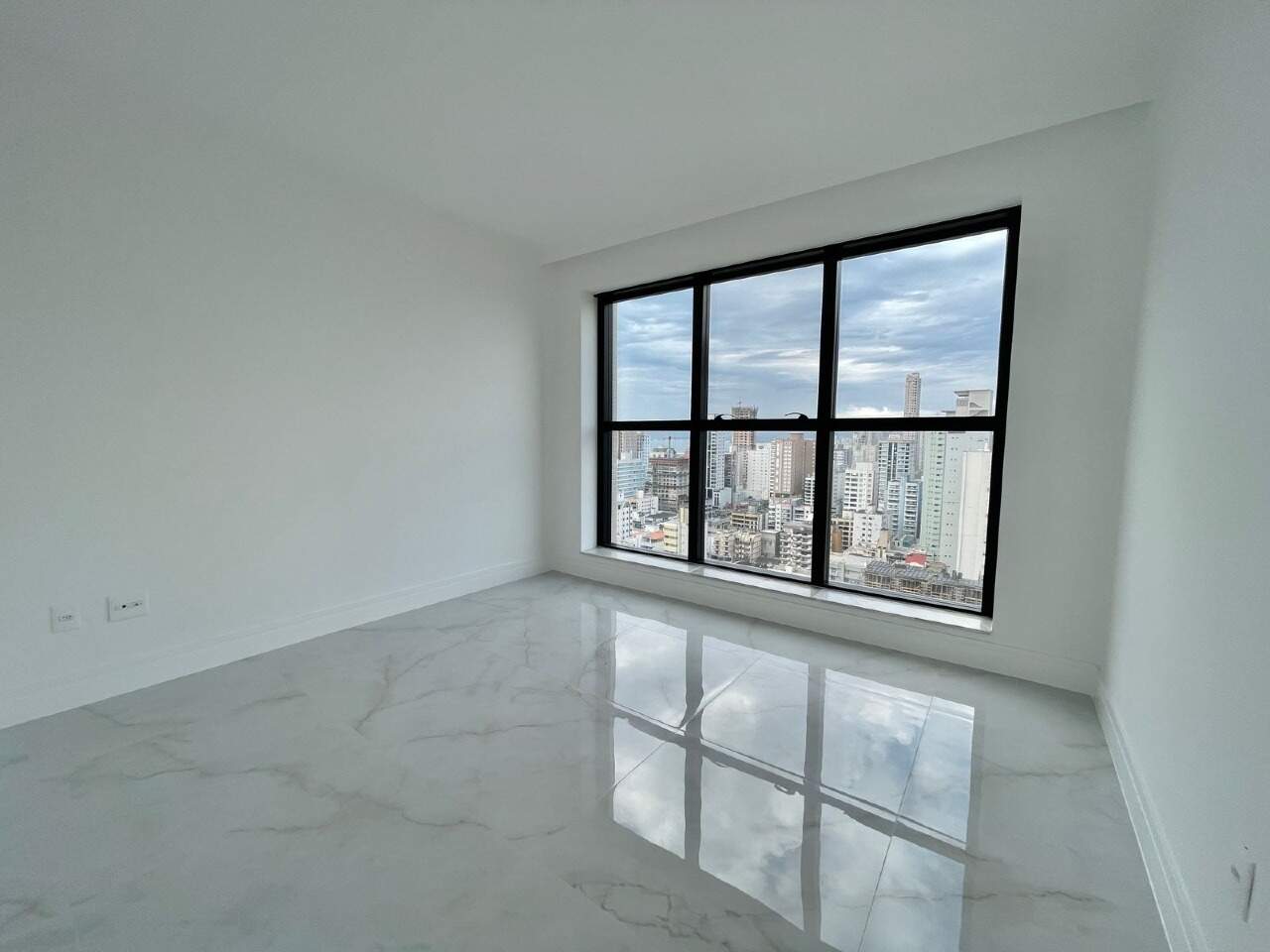 Apartamento à venda no Meia Praia: 