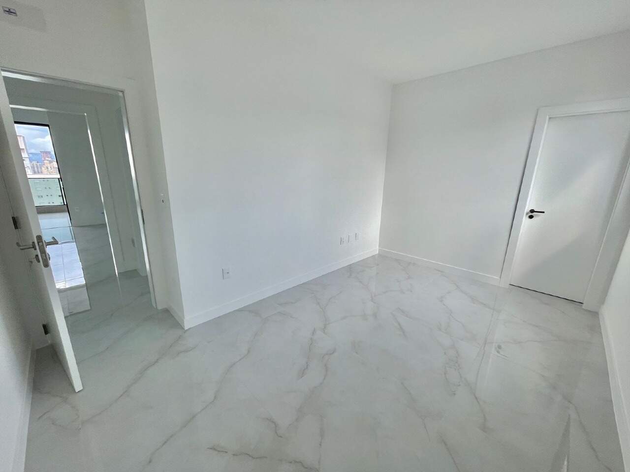 Apartamento à venda no Meia Praia: 