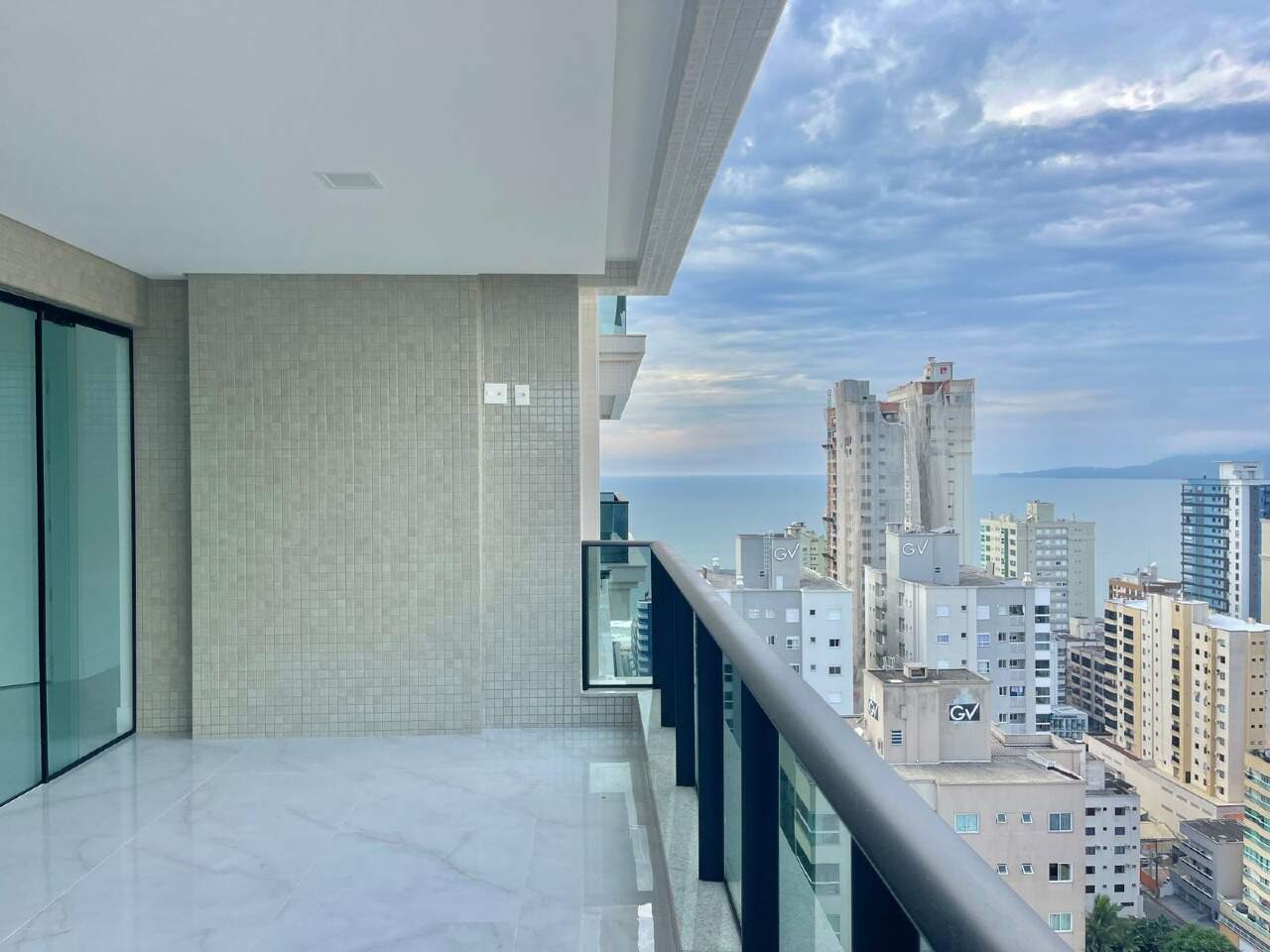 Apartamento à venda no Meia Praia: 
