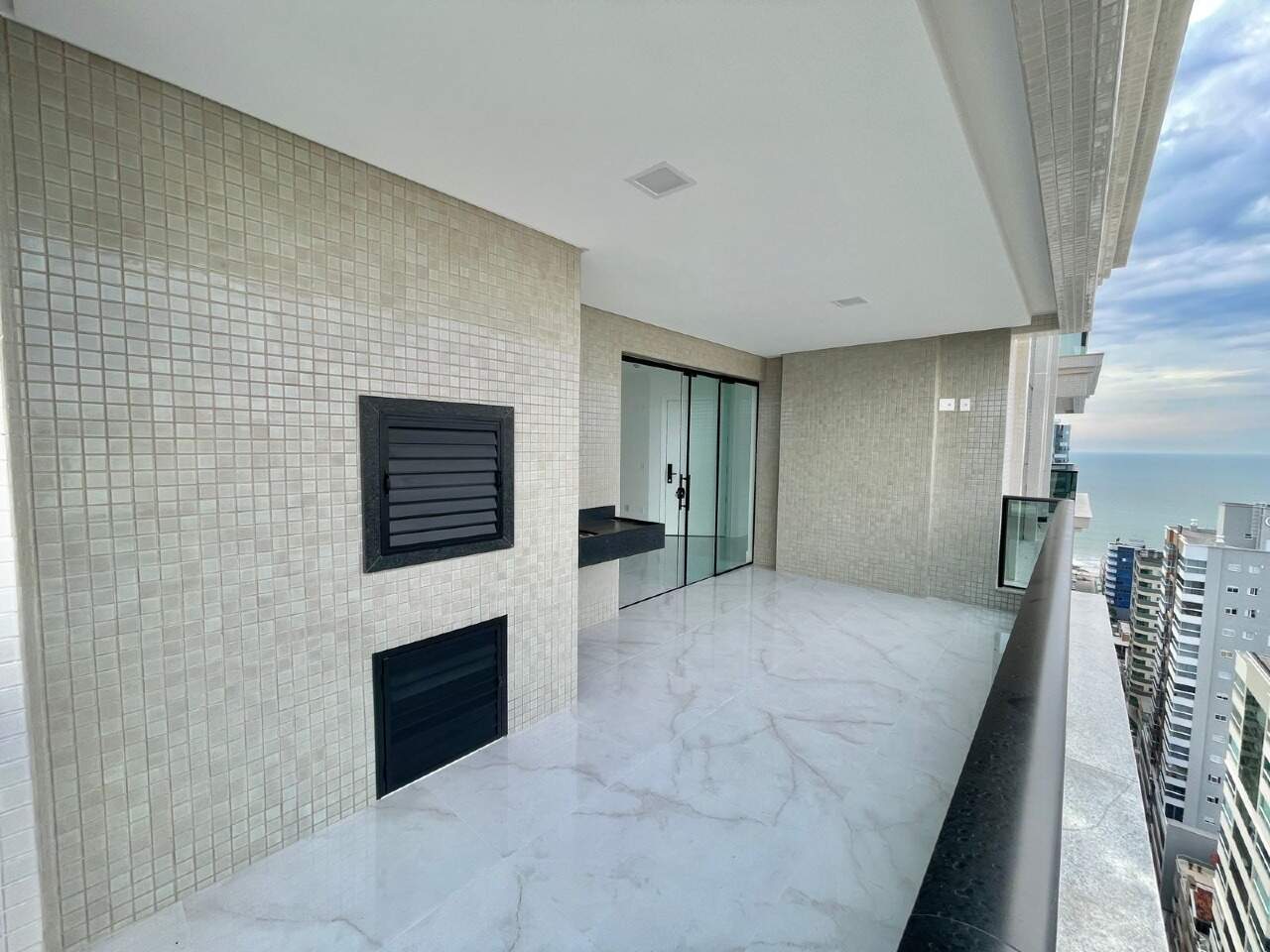 Apartamento à venda no Meia Praia: 