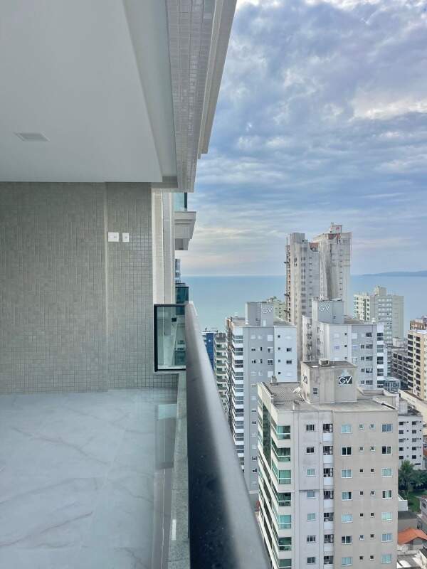 Apartamento à venda no Meia Praia: 