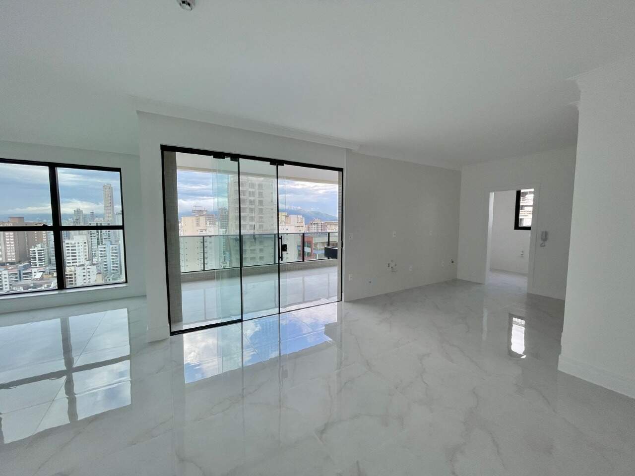 Apartamento à venda no Meia Praia: 