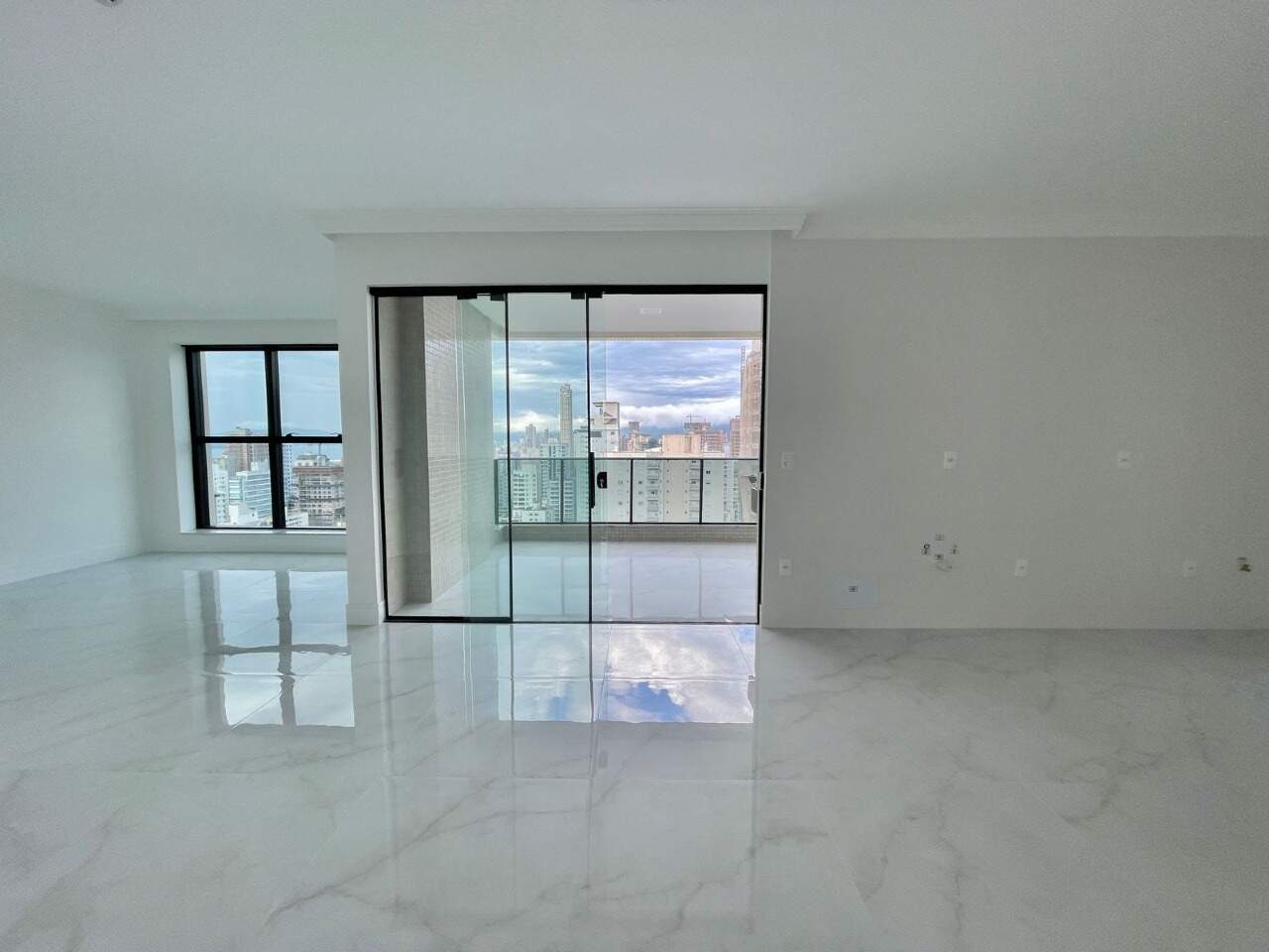 Apartamento à venda no Meia Praia: 