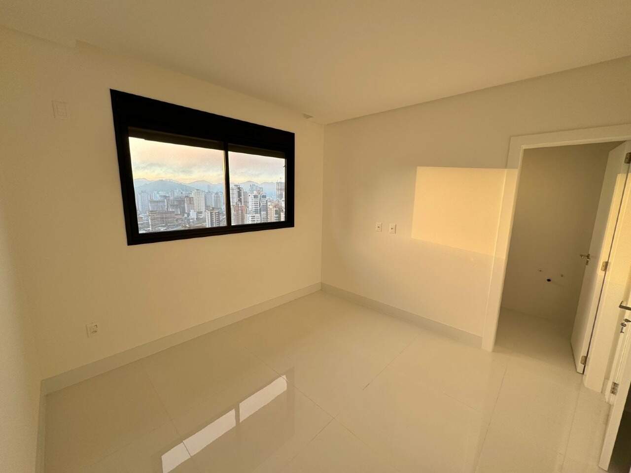 Apartamento à venda no Meia Praia: 