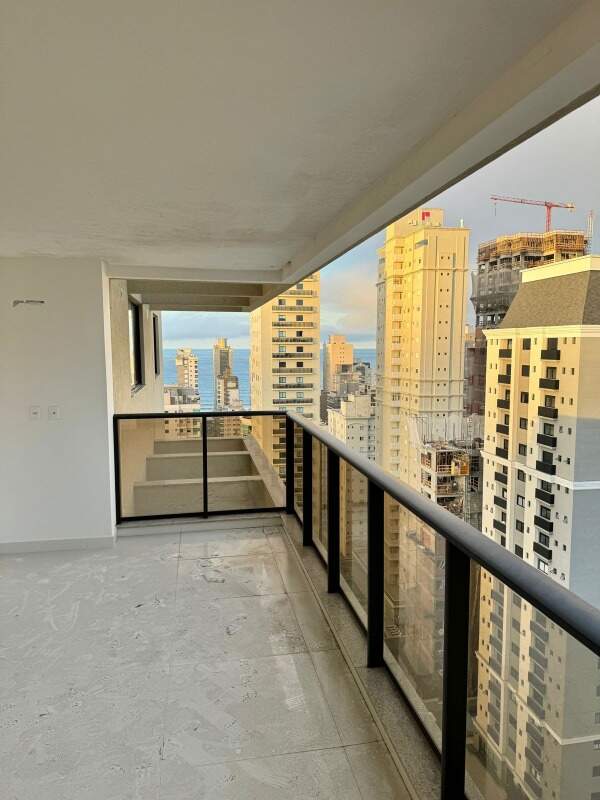 Apartamento à venda no Meia Praia: 
