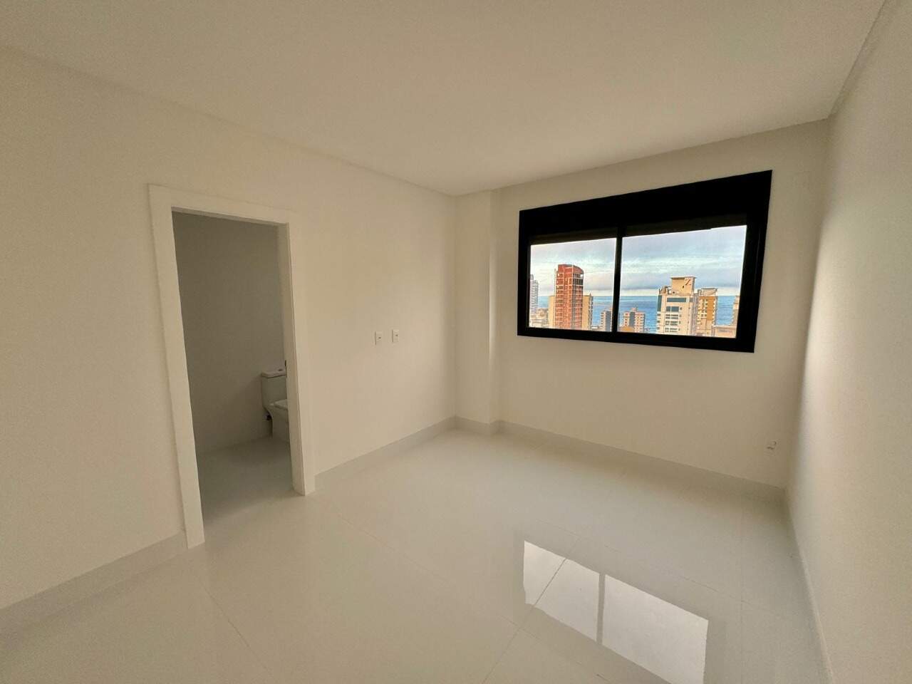 Apartamento à venda no Meia Praia: 