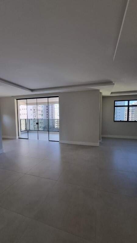 Apartamento à venda no Meia Praia: 