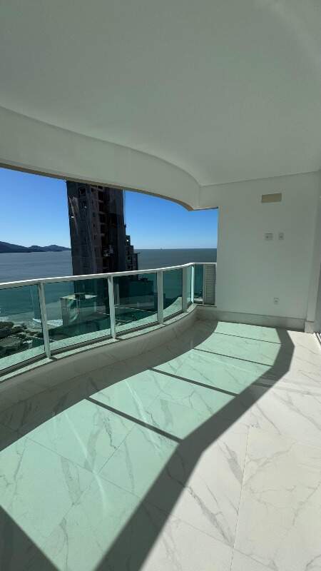 Apartamento à venda no Meia Praia: 