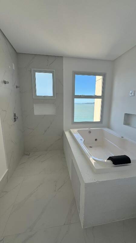 Apartamento à venda no Meia Praia: 