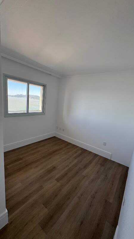 Apartamento à venda no Meia Praia: 