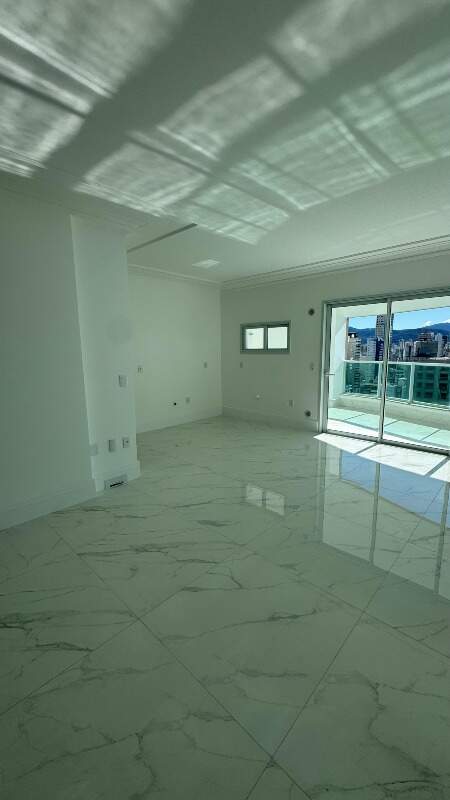 Apartamento à venda no Meia Praia: 