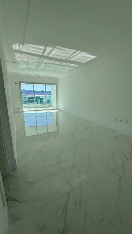 Apartamento à venda no Meia Praia: 