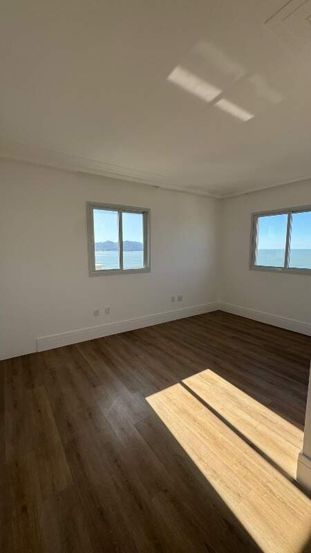 Apartamento à venda no Meia Praia: 
