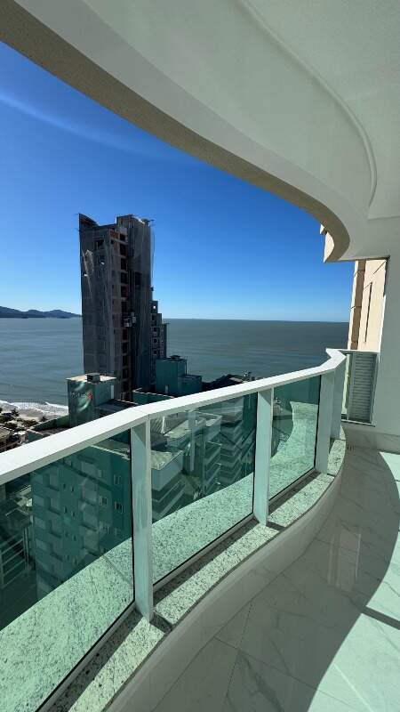 Apartamento à venda no Meia Praia: 