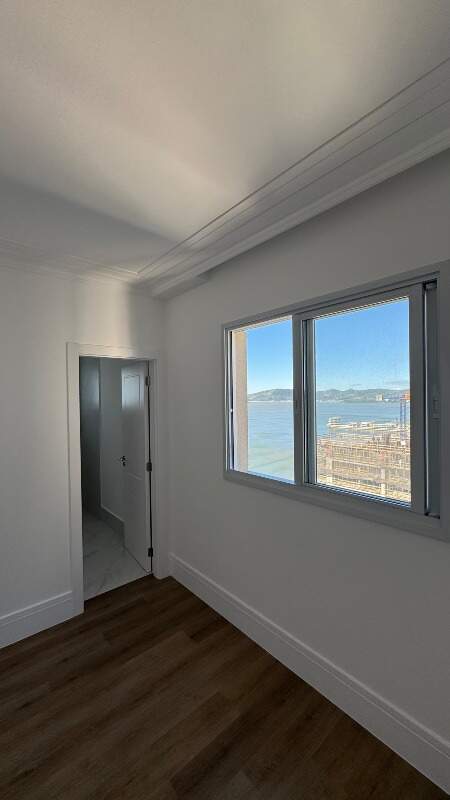 Apartamento à venda no Meia Praia: 