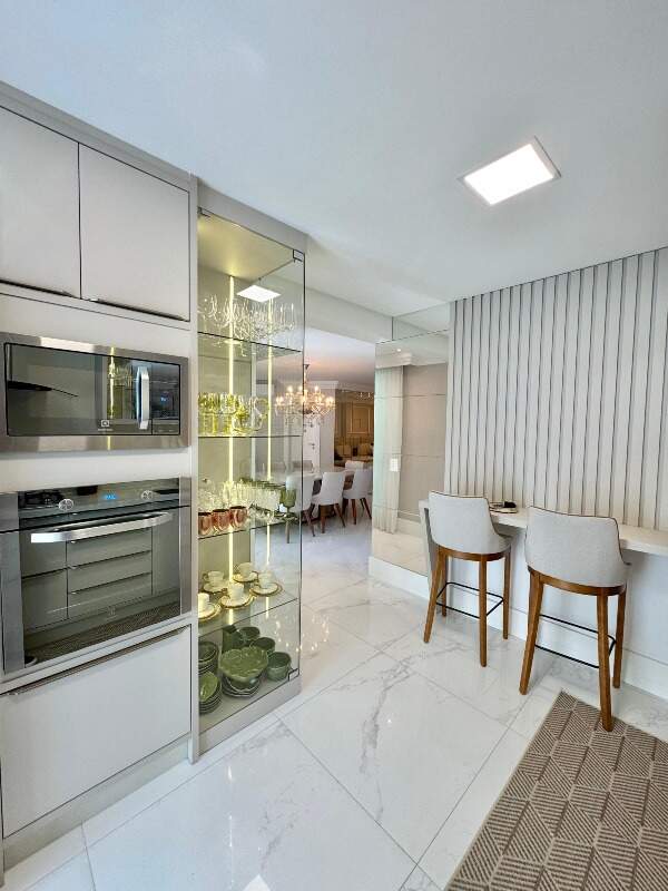 Apartamento à venda no Meia Praia: