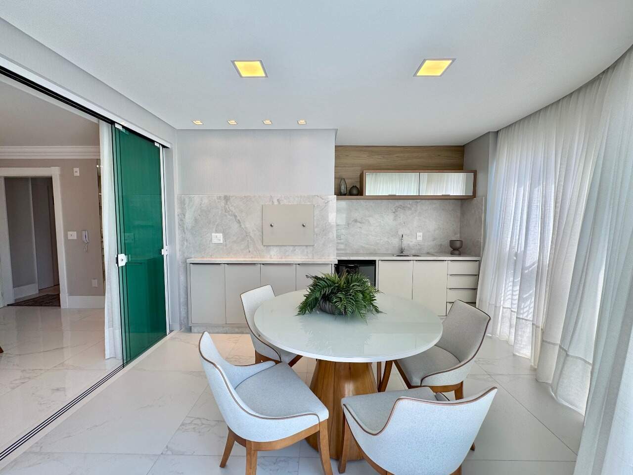 Apartamento à venda no Meia Praia: