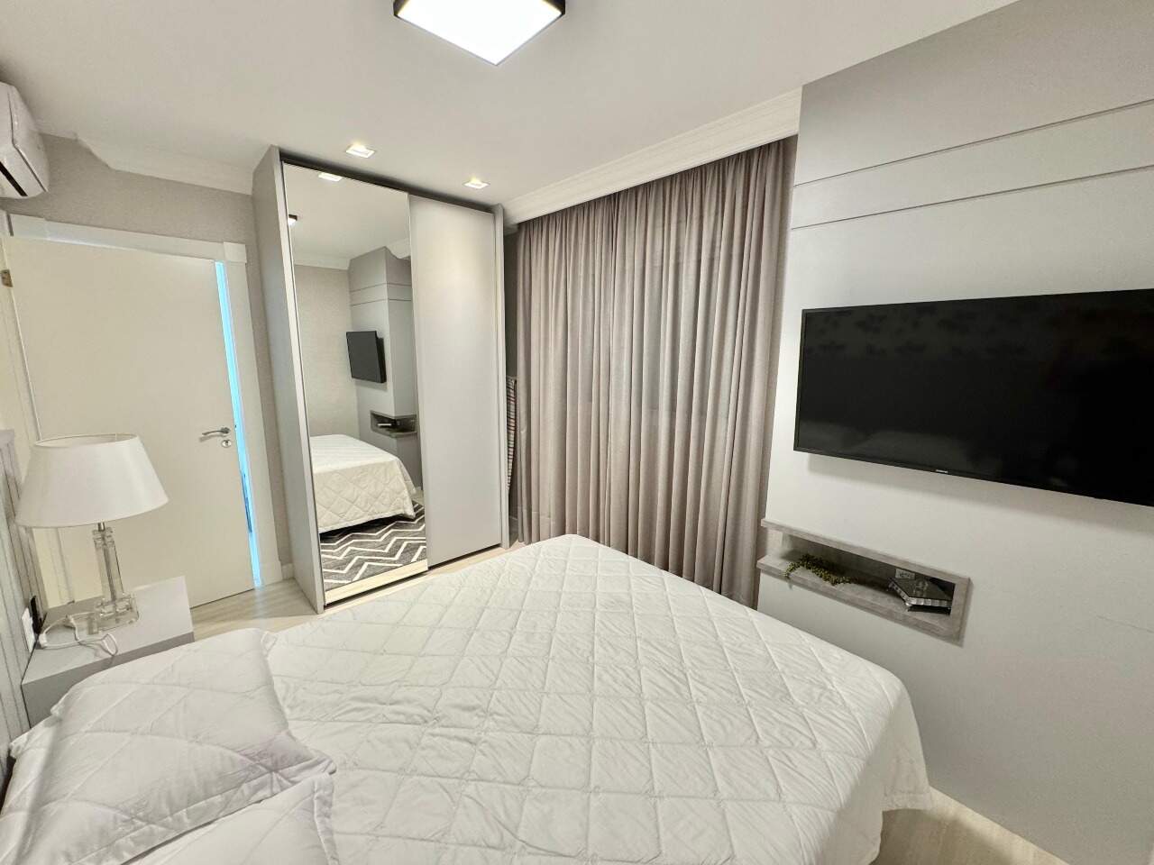 Apartamento à venda no Meia Praia: