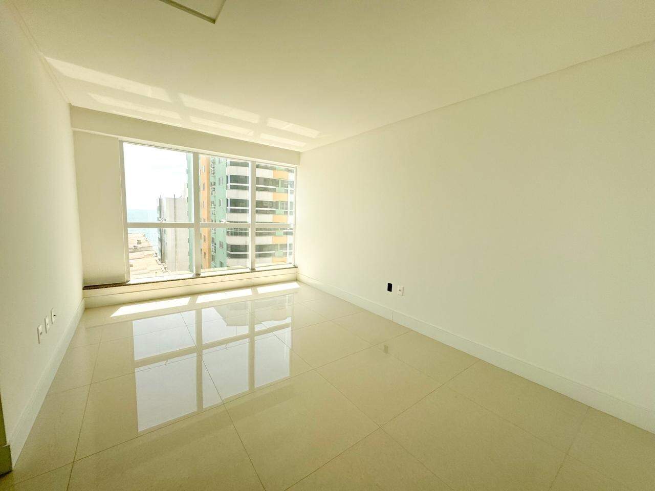 Apartamento à venda no Meia Praia: