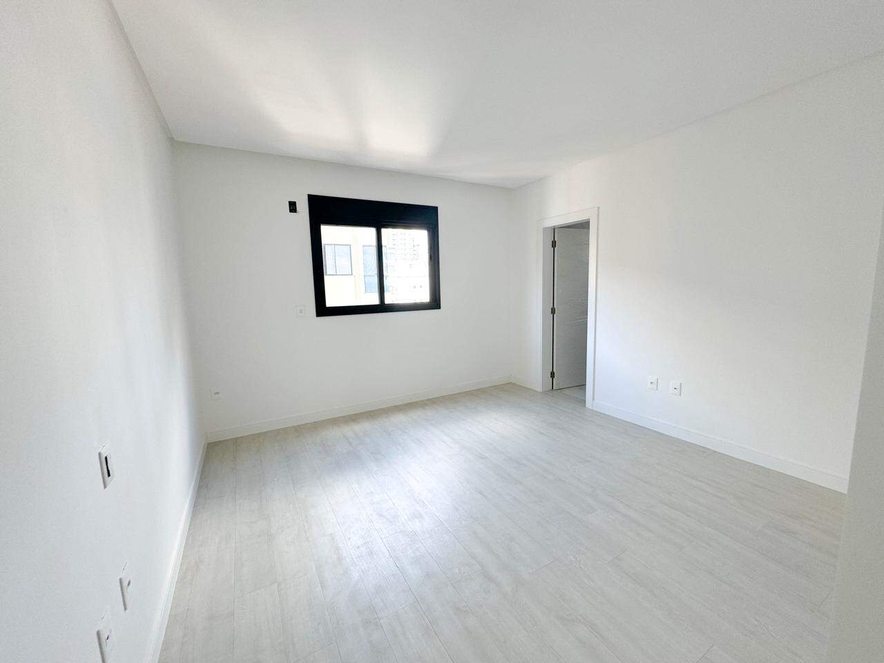 Apartamento à venda no Meia Praia: