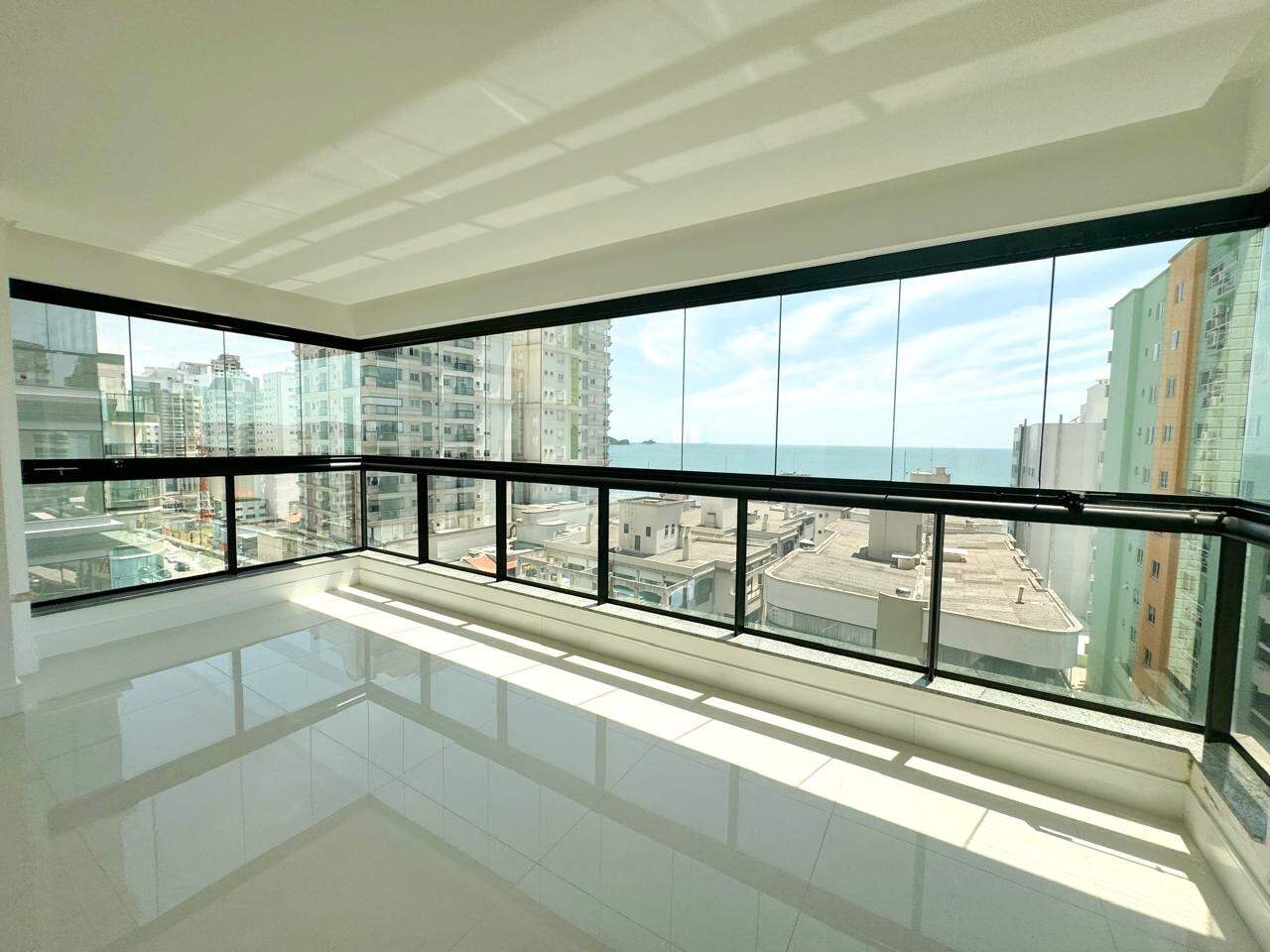 Apartamento à venda no Meia Praia: