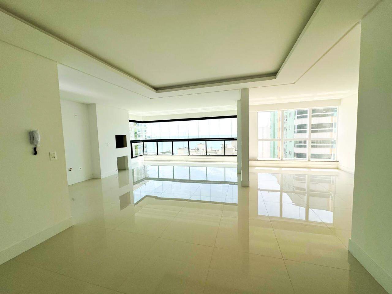 Apartamento à venda no Meia Praia: