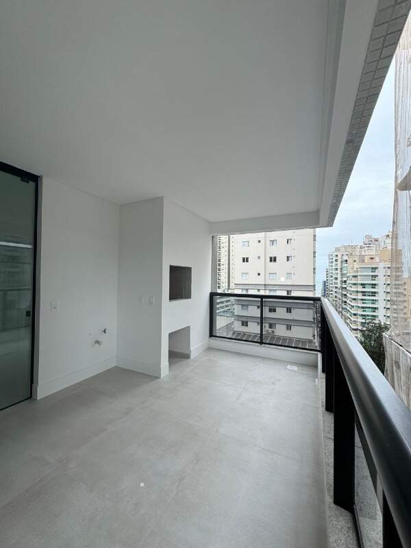 Apartamento à venda no Meia Praia: 