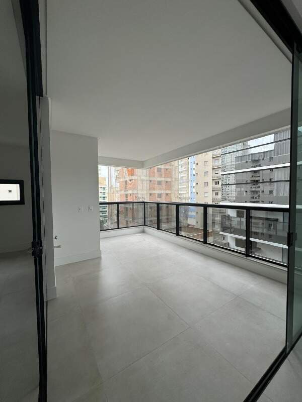 Apartamento à venda no Meia Praia: 