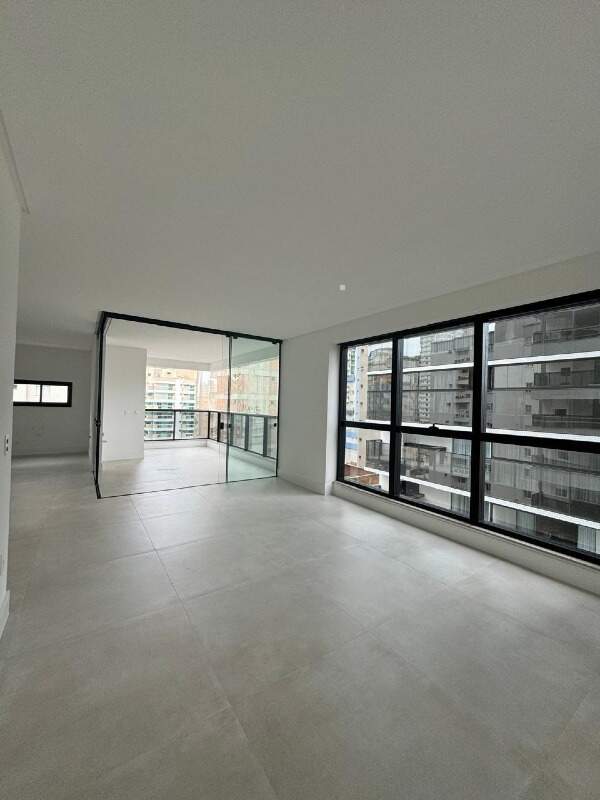 Apartamento à venda no Meia Praia: 