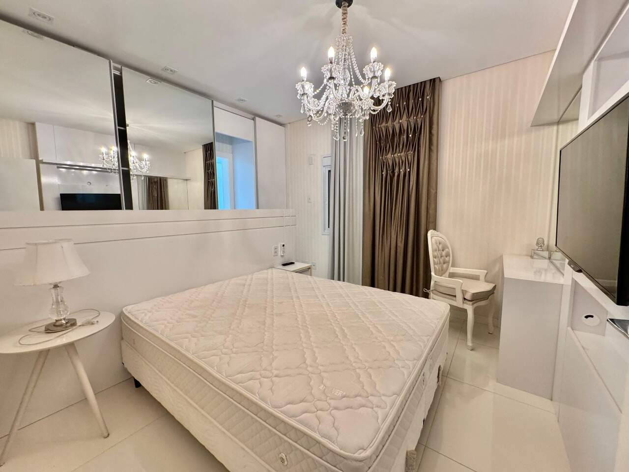 Apartamento à venda no Meia Praia: 
