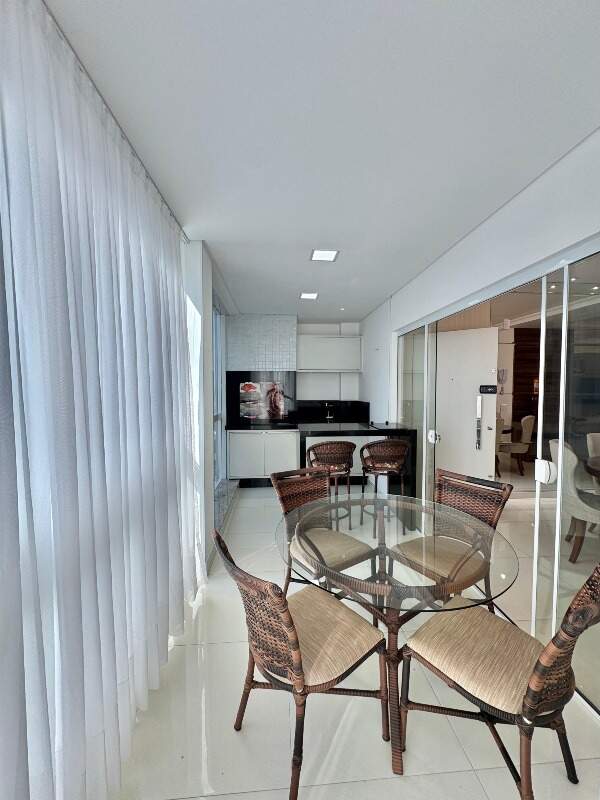 Apartamento à venda no Meia Praia: 