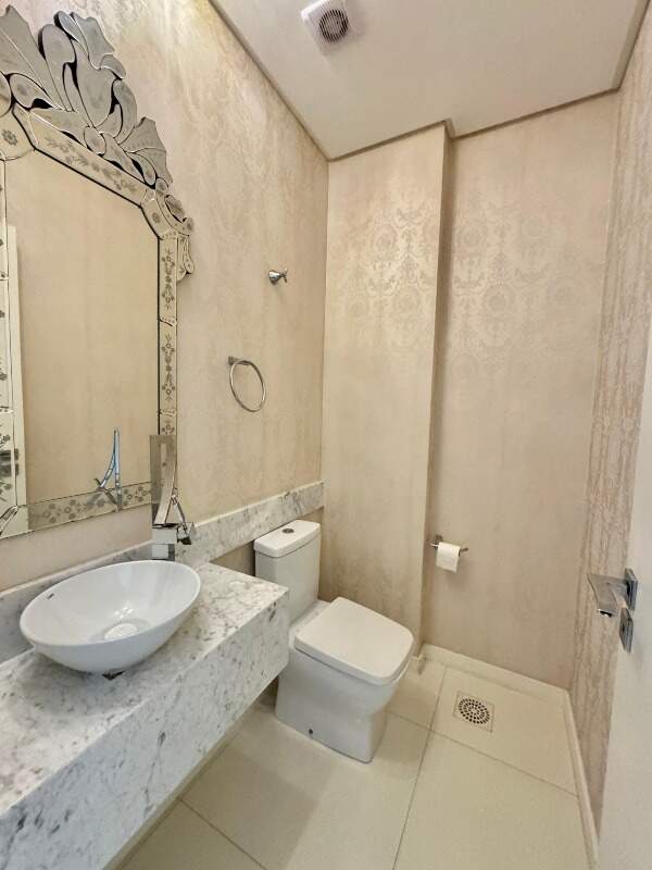 Apartamento à venda no Meia Praia: 