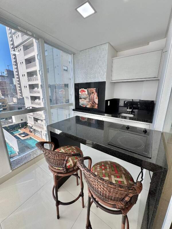 Apartamento à venda no Meia Praia: 