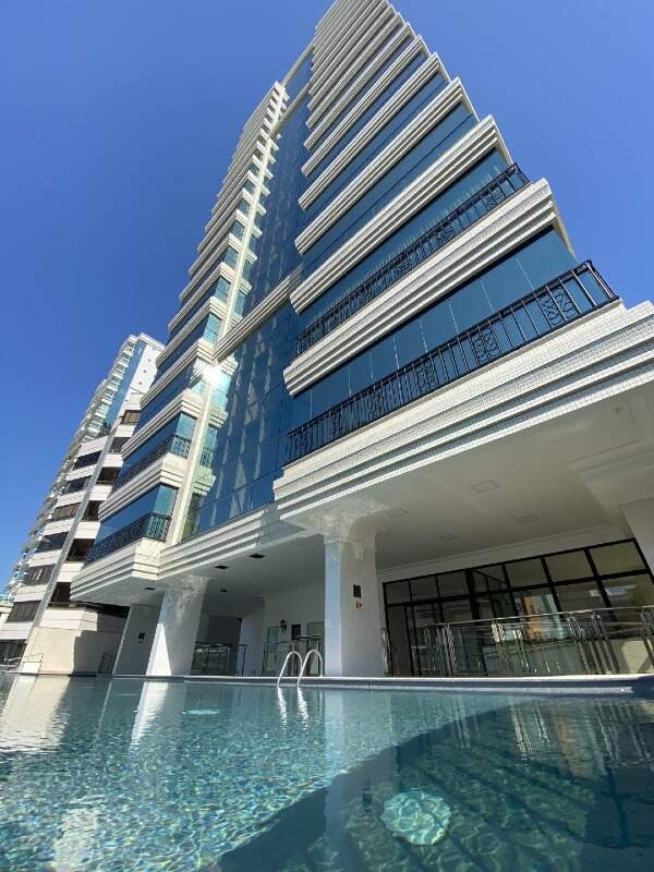 Apartamento à venda no Meia Praia: