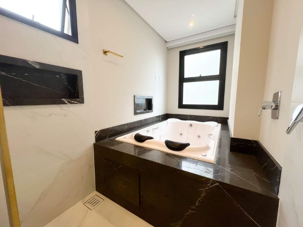 Apartamento à venda no Meia Praia: 