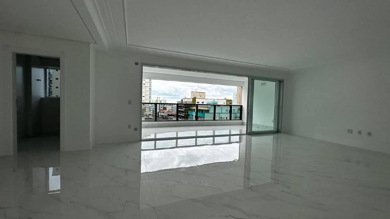 Apartamento Diferenciado à venda no Meia Praia: 