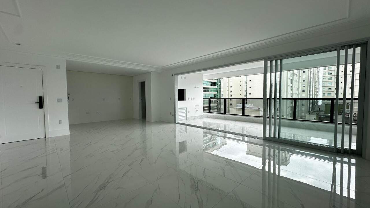 Apartamento Diferenciado à venda no Meia Praia: 