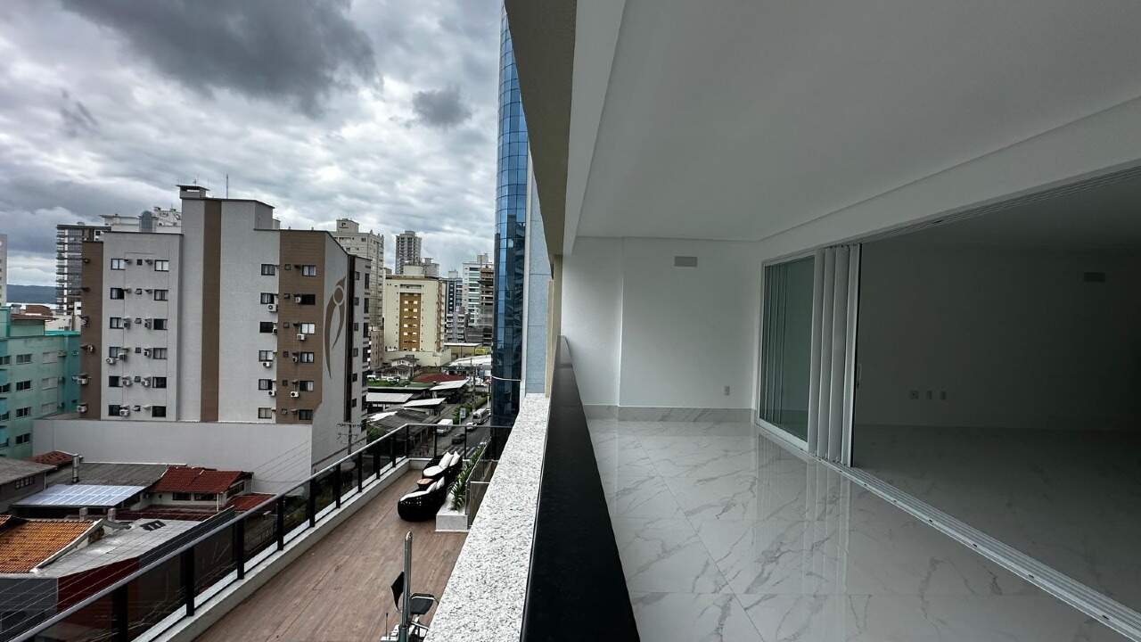 Apartamento Diferenciado à venda no Meia Praia: 