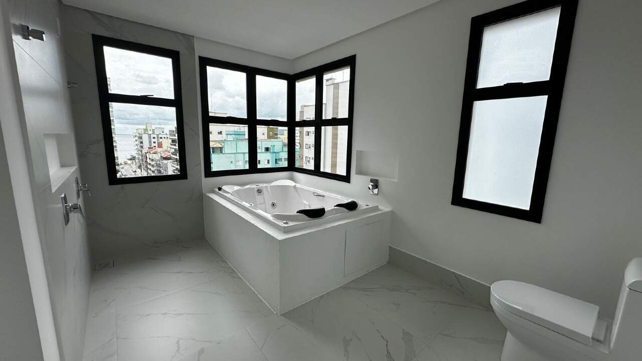 Apartamento Diferenciado à venda no Meia Praia: 