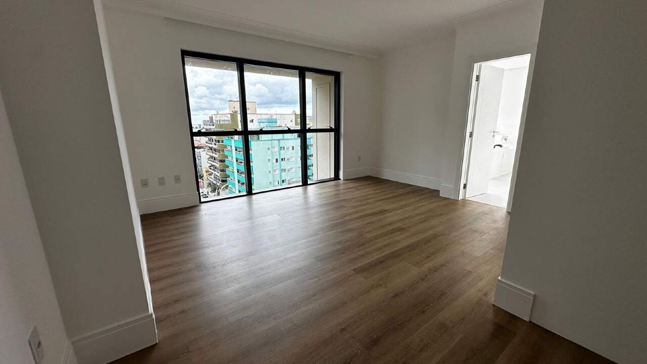 Apartamento Diferenciado à venda no Meia Praia: 