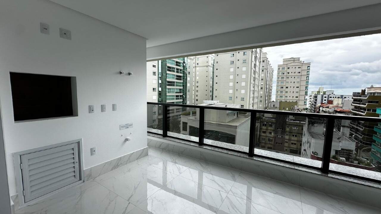 Apartamento Diferenciado à venda no Meia Praia: 