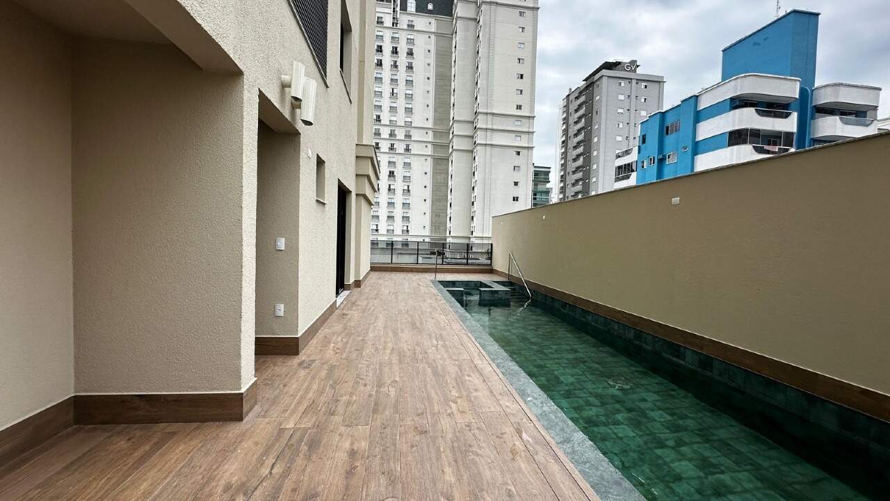 Apartamento Diferenciado à venda no Meia Praia: 
