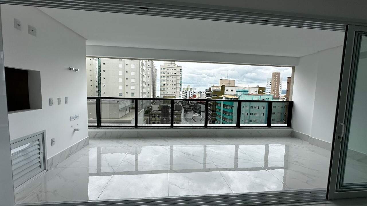 Apartamento Diferenciado à venda no Meia Praia: 