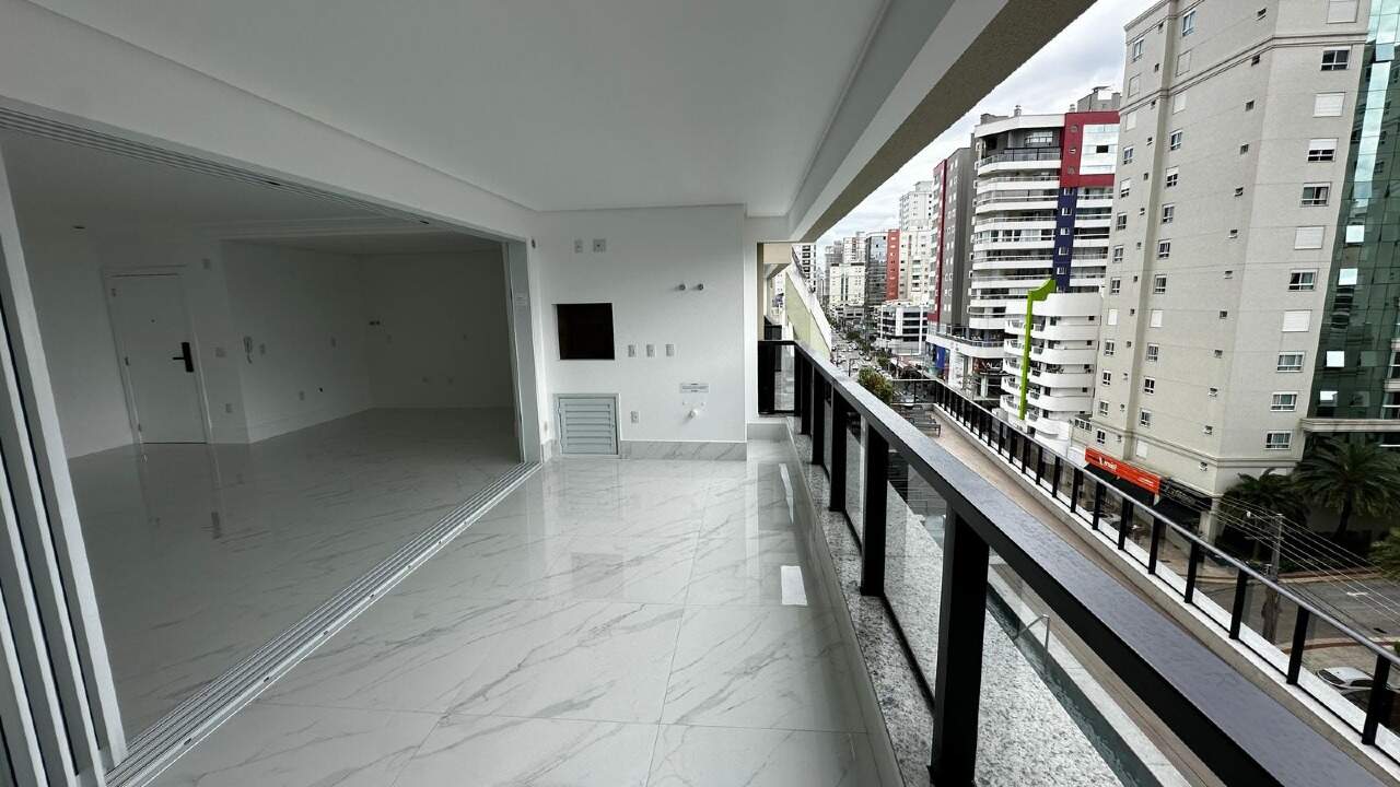 Apartamento Diferenciado à venda no Meia Praia: 