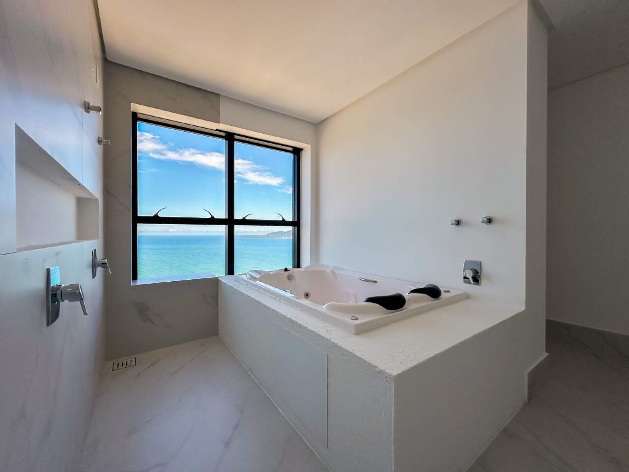 Apartamento Diferenciado à venda no Meia Praia: