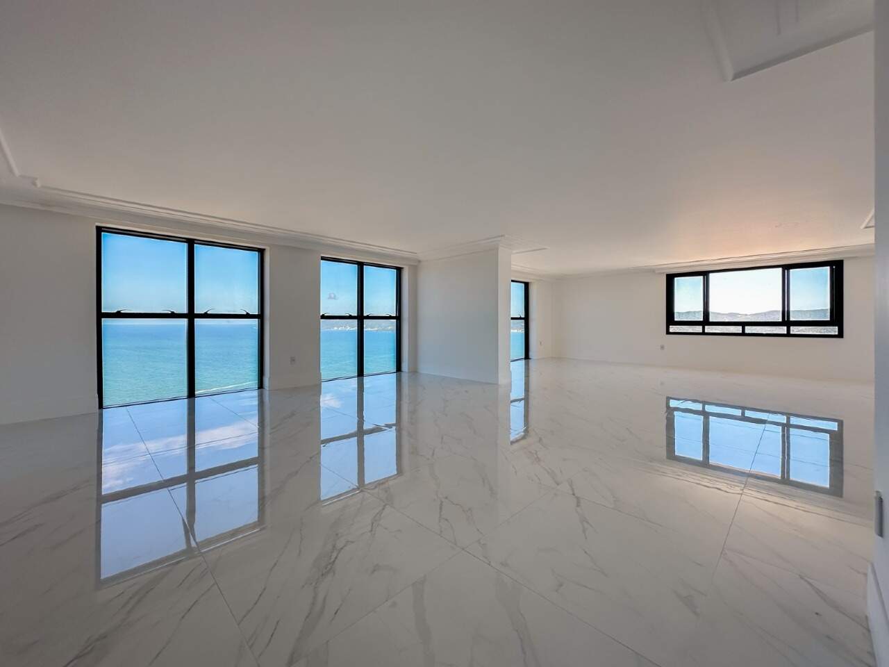 Apartamento Diferenciado à venda no Meia Praia: