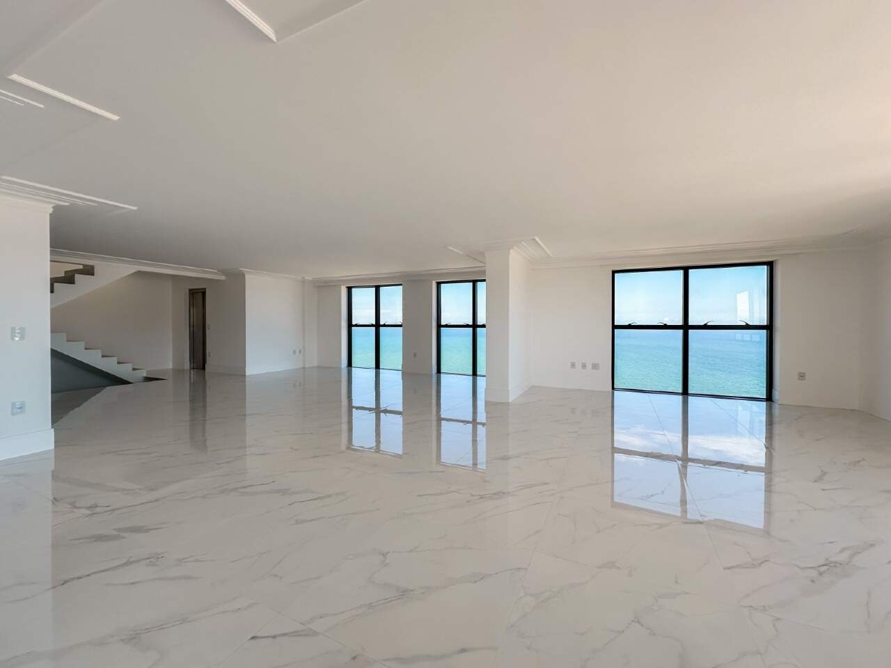 Apartamento Diferenciado à venda no Meia Praia: